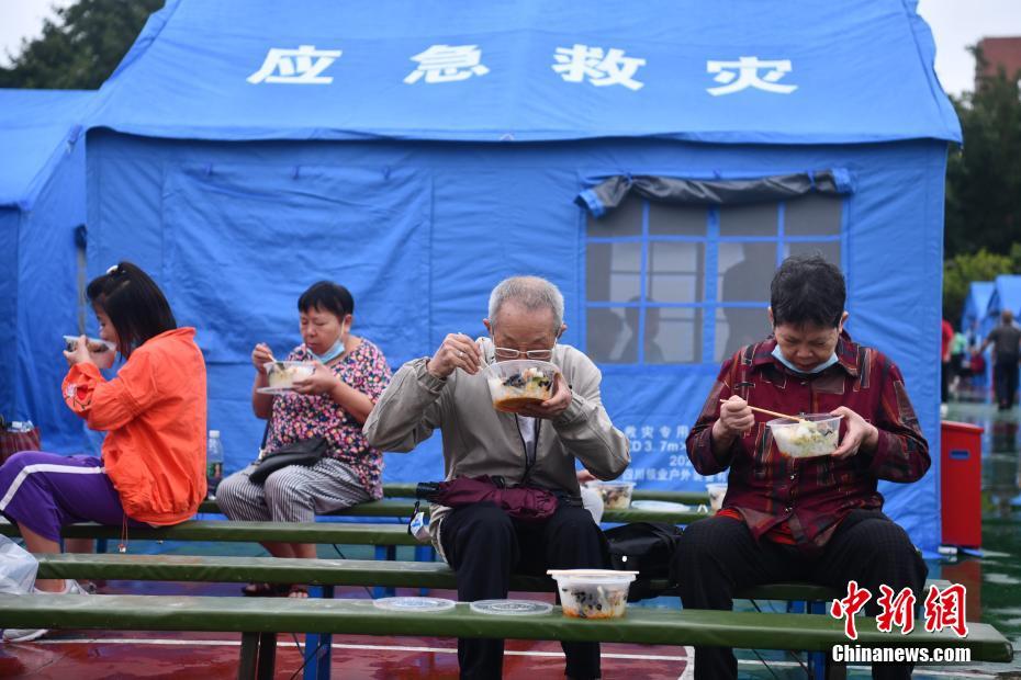 9月16日，四川省泸州市泸县二中临时集中安置点内，民众吃晚餐。当日，泸县发生6.0级地震，救援物资陆续抵达安置点。