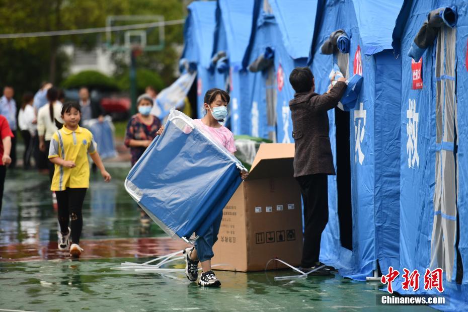 9月16日，四川省泸州市泸县二中临时集中安置点内，受灾民众陆续领取到帐篷、折叠床、食品等物资。当日，泸县发生6.0级地震，救援物资陆续抵达安置点。