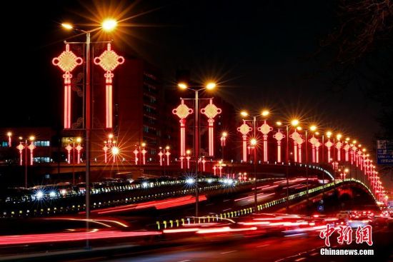 1月20日，浓郁中式风情的“中国结”点亮北京长安街木樨地桥。据介绍，2022年长安街春节景观布置工作主要包括长安街的东单至西单路段121基华灯共安装242套大红灯笼；东单至国贸桥、西单至新兴桥的431基铁杆灯安装862套中国结。今年长安街大红灯笼和“中国结”于当日点亮。