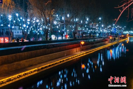 1月20日晚间，位于北京市海淀区五塔寺路的“冰雪廊道”景观亮灯。中新社记者