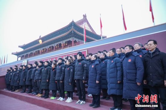 1月25日，北京冬奥会中国体育代表团部分成员来到天安门广场观看升国旗仪式，并宣誓出征。