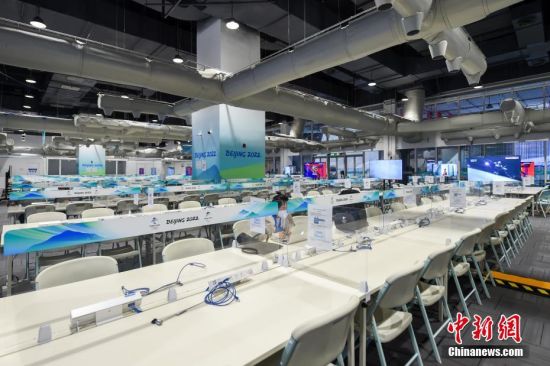 1月24日，北京2022年冬奥会主媒体中心正式进入24小时运行，将为全球媒体记者带来精准服务。图为主媒体中心媒体工作间。