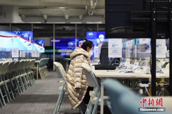 1月24日，北京2022年冬奥会主媒体中心正式进入24小时运行，将为全球媒体记者带来精准服务。图为媒体记者在主媒体中心媒体工作间工作。