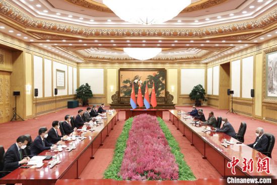 5月15日，中国国家主席习近平在北京人民大会堂同来华进行国事访问的厄立特里亚总统伊萨亚斯举行会谈。