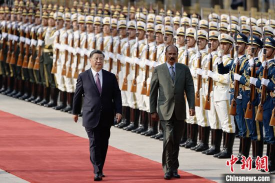 5月15日，中国国家主席习近平在北京人民大会堂同来华进行国事访问的厄立特里亚总统伊萨亚斯举行会谈。会谈前，习近平在人民大会堂东门外广场为伊萨亚斯举行欢迎仪式。