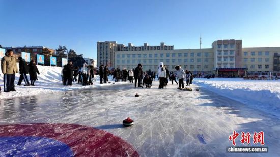 学生们在冰道上体验速度滑冰。 王婷