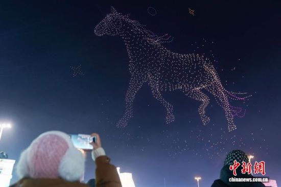　　第42届中国·哈尔滨国际冰雪节于1月5日晚在冰雪大世界开幕，无人机灯光秀点亮夜空。　赵宇航