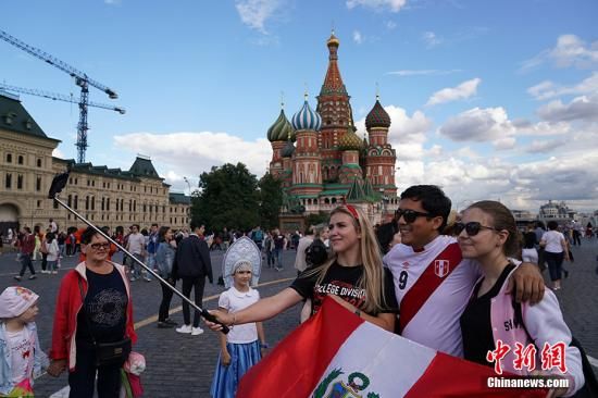 资料图：来自世界各地的球迷在莫斯科红场游览、合影。中新社记者