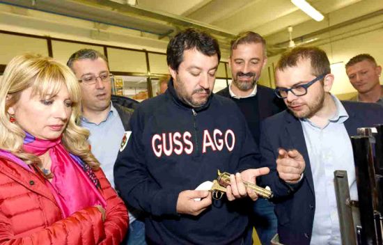 意大利副总理兼内政部长萨尔维尼视察枪械零售商仓库。