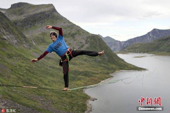 8月27日，24岁的Quirin来到挪威塞尼亚岛，在一个名为Svarthollvatnet的湖上空拉起长达2800米的走绳，开始进行挑战。图片来源：东方IC