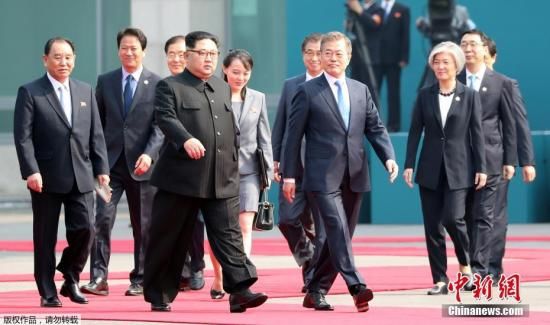 资料图：当地时间2018年4月27日上午9时30分(北京时间8时30分)，朝鲜最高领导人金正恩从板门店跨越军事分界线，与韩国总统文在寅握手，实现初次会面。