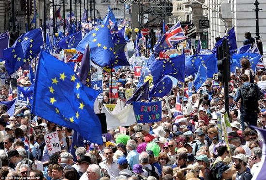英国举行“脱欧”抗议示威游行活动。