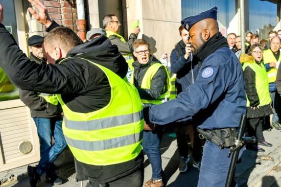 法国警察拘捕抗议者。
