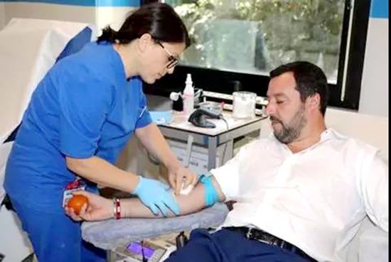 今年7月，意大利副总理兼内政部部长萨尔维尼在意大利医疗机构采血站进行义务献血。