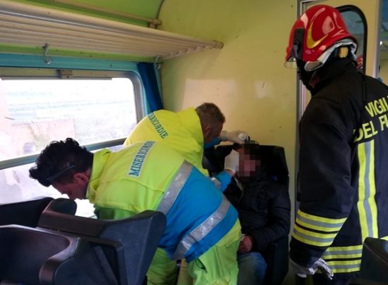 救援人员帮助乘客处理伤口