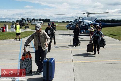 　　11月15日，被困中国游客在中国使领馆帮助下安全转移，抵达新西兰克赖斯特彻奇直升机场。(摄影