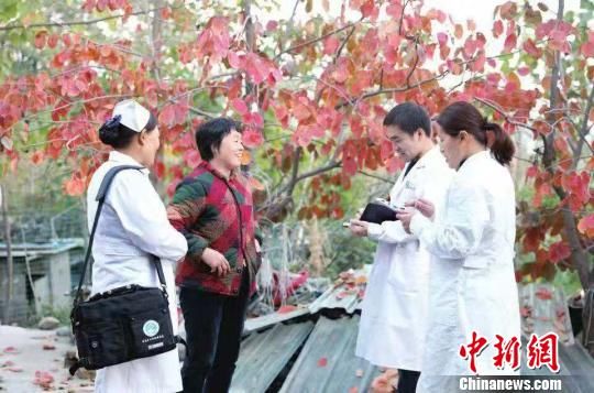 “赤脚医生”姜力军调查走访村民健康状况。　杨红义　摄