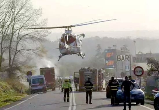 赶来救援的救护直升机。