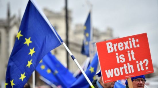 2018年12月6日，英国发脱欧团体成员持标语牌在伦敦议会大厦前抗议。