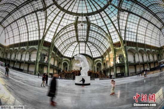 当地时间12月17日，法国巴黎民众在巴黎大皇宫中央大厅开放的滑冰场上滑冰。巴黎大皇宫（Grand