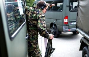 依据瑞士义务兵役法规定，瑞士军人可以把部队的武器带回家中，或持枪外出。