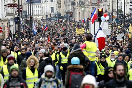 法国巴黎黄背心运动抗议者走上街头。