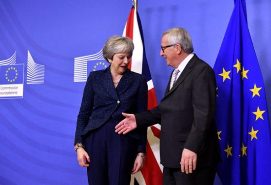 英国首相特蕾莎·梅和欧盟委员会主席容克。