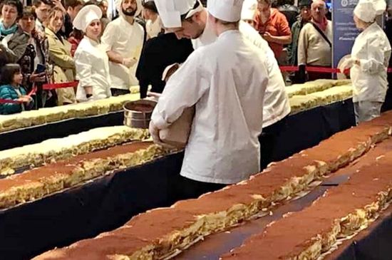 米兰美食家打造出全长303米提拉米苏，创吉尼斯最长新纪录。