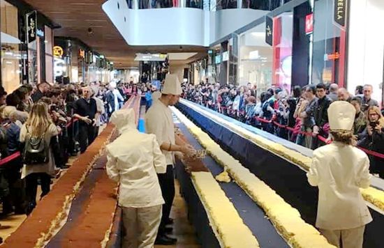 米兰美食家打造出全长303米提拉米苏，创吉尼斯最长新纪录。