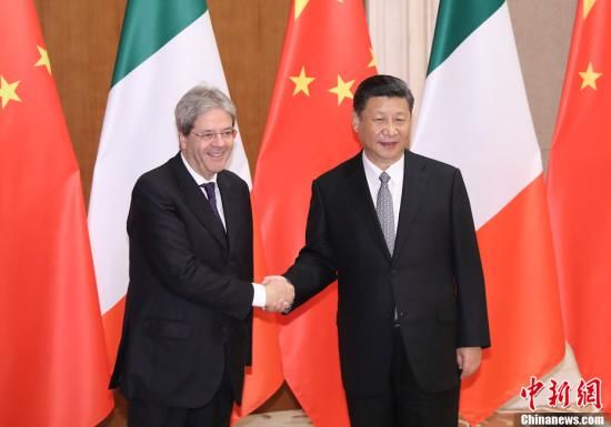 2017年5月16日，中国国家主席习近平在北京钓鱼台国宾馆会见来华出席“一带一路”国际合作高峰论坛的意大利总理真蒂洛尼。（中新社记者