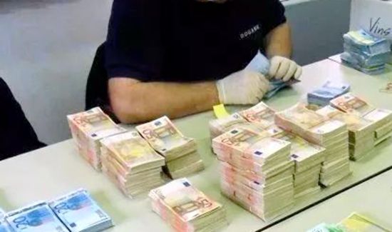 警方查获的假欧元。