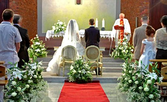意大利非法移民婚礼上因涉嫌假结婚被警方拘捕。
