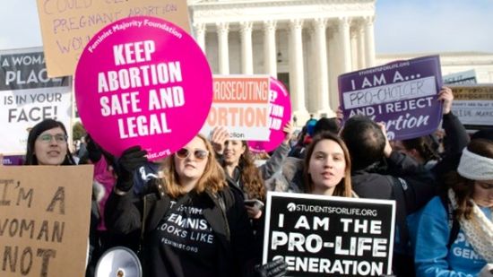 美亚拉巴马州大约400名民众走上街头抗议堕胎法。