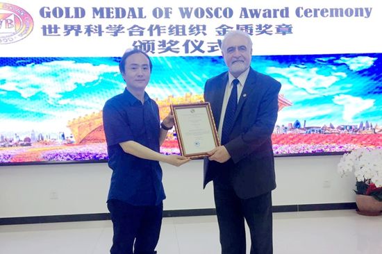 世界科学合作组织理事会主席叶利钦·哈利洛夫为“丝路金桥”创作者舒勇颁奖。