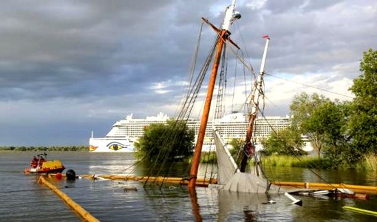古木制帆船易北河5号相撞后沉没。