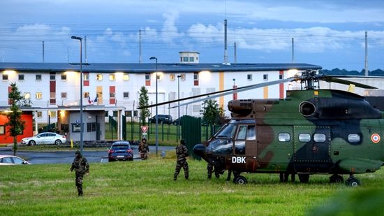 法国监狱发生犯人挟持人质事件，警方派出特别行动小组搭乘3架直升机抵达监狱。