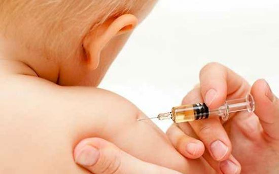 医生为儿童注射疫苗。