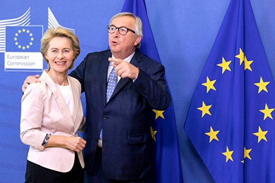 冯德莱恩（左）与现任欧盟委员会主席荣克。