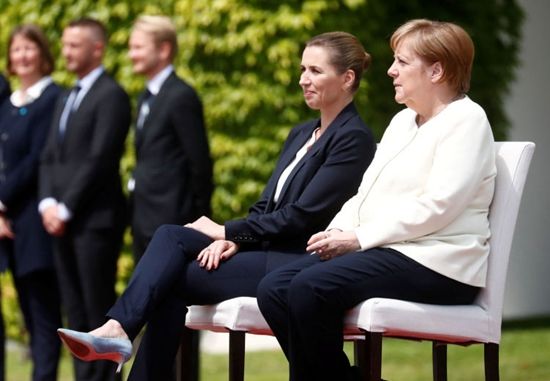 德国总理默克尔在柏林为到访的丹麦首相弗雷泽里克森举行欢迎仪式。