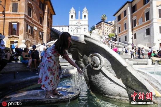 当地时间2019年8月11日，意大利多地遭遇高温袭击，最高温度达40摄氏度，游客戏水消暑。