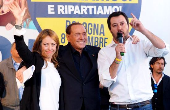 萨尔维尼（右）、卢斯科尼（中）和意大利兄弟党党首乔治亚·梅洛尼。