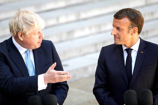 英法两国领导人共同出席记者会。