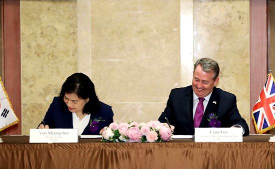 英国国际贸易大臣伊丽莎白·特拉斯和韩国贸易部部长柳明熙分别代表两国签署了协议。