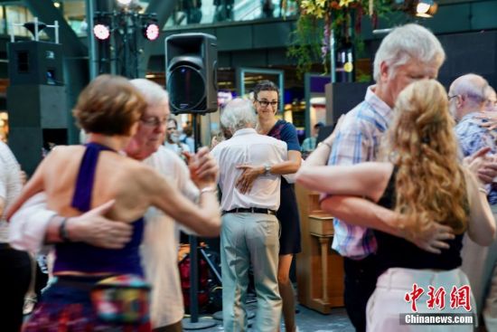 当地时间8月24日，舞者在德国柏林火车总站内举行的第四届“当代探戈舞节”上尽情起舞。“当代探戈舞节”吸引来自欧洲和世界各地的舞者和乐手参与，许多非专业的爱好者也前来共舞。