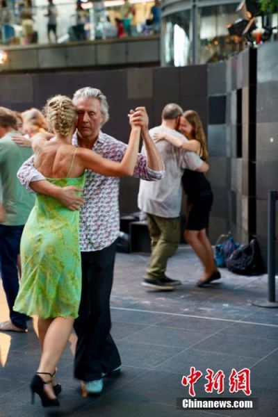 当地时间8月24日，舞者在德国柏林火车总站内举行的第四届“当代探戈舞节”上尽情起舞。“当代探戈舞节”吸引来自欧洲和世界各地的舞者和乐手参与，许多非专业的爱好者也前来共舞。中新社记者