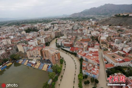 西班牙东南部地区近日遭暴雨袭击，创纪录的降雨量导致巴伦西亚省、穆尔西亚省和阿利坎特省发生严重洪水。据路透社报道，截至9月14日，暴雨导致的洪灾已经造成6人死亡。受灾地区的铁路和机场运行已经中断三天。