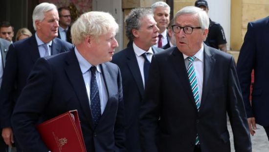 英首相与欧委会主席举行会晤。