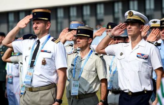 军运村为12个国家代表团举行升旗仪式。