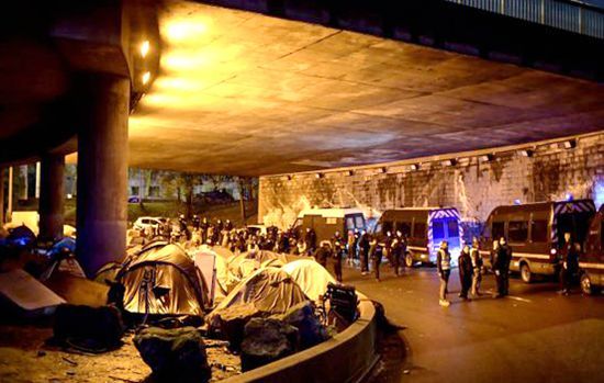 巴黎警方清理非法移民营地。