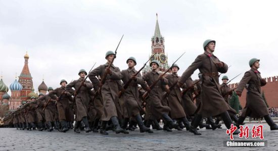 当地时间11月7日，莫斯科红场举行阅兵式，纪念1941年红场阅兵式。1941年，德军兵临莫斯科城下。为了鼓舞苏联官兵士气，苏联高层决定于当年11月7日在红场举行阅兵式。部队接受检阅完后直接开赴战场。1941年阅兵式被称为战争史上的奇迹，极大鼓舞了苏联军民抗击法西斯的士气。中新社记者